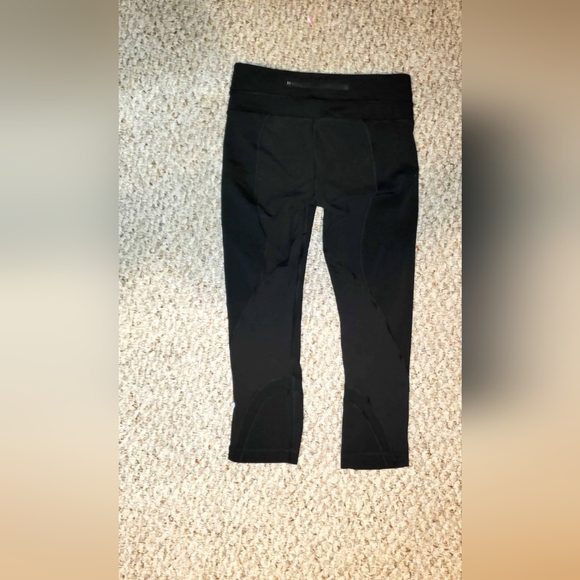 Black Leggings with Wide Waistband and Form-Fitting Silhouette - Picture 2 of 4